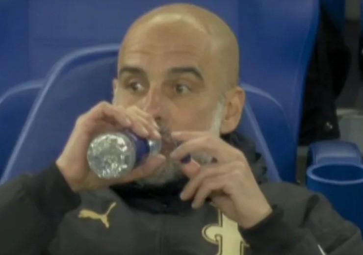 Pep Guardiola tỏ ra thất thần khi chứng kiến Man&nbsp;City đánh rơi điểm số trên sân của Everton