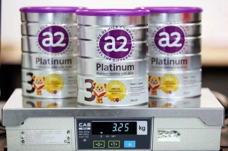 Ba lô sữa a2 Platinum bị thu hồi do chứa độc tố nguy hiểm. Bộ Y tế yêu cầu rà soát, ngừng sử dụng và siết chặt kinh doanh trên các nền tảng trực tuyến. Ảnh: Bloomberg.