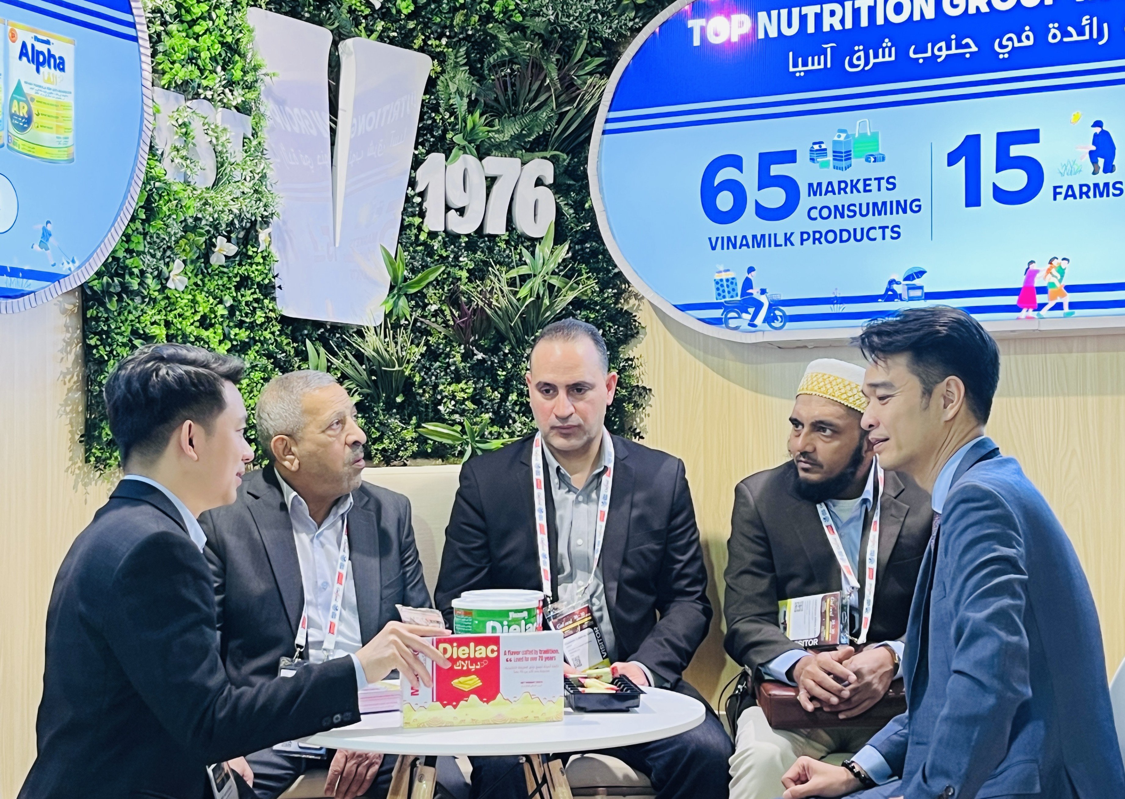 Vinamilk gặp gỡ đối tác, xúc tiến thương mại tại Hội chợ Quốc tế về Thực phẩm và Đồ uống Gulfood 2026 (tại Dubai) vào tháng 1/2026 và vẫn đảm bảo các đơn hàng xuất khẩu qua thị trường Trung Đông trong quý 1. Ảnh: Vi Nam