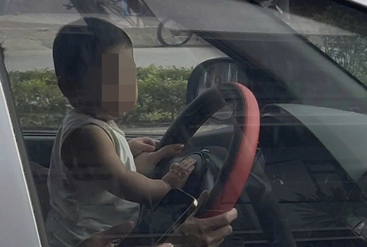 Xôn xao clip tài xế cho trẻ em ngồi trước vô lăng khi đang lưu thông ở Hà Nội - 1