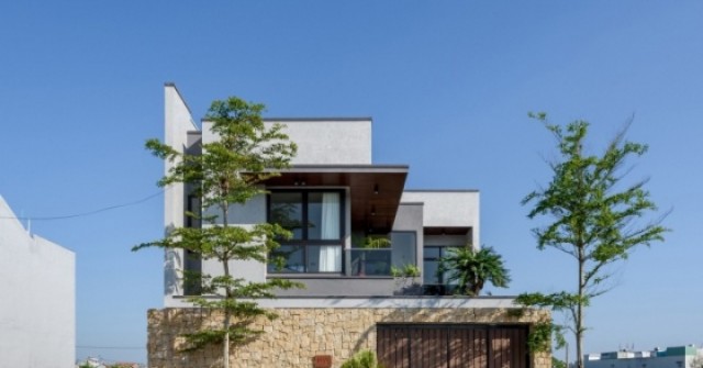 Nhà 160 m2 giảm diện tích xây để tạo "khoảng thở" đón nắng gió