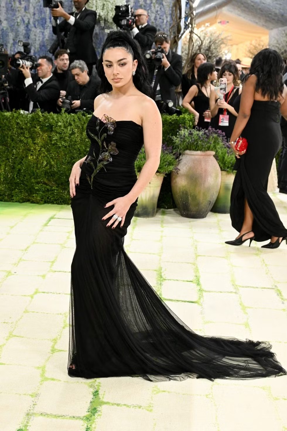 Vợ tỷ phú và hàng trăm ngôi sao đổ bộ Met Gala - 37
