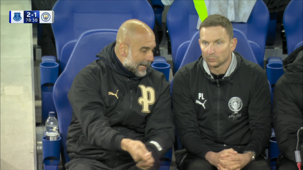 Guardiola và trợ lý Lijnders choáng váng chứng kiến những sai lầm của đội nhà trước Everton