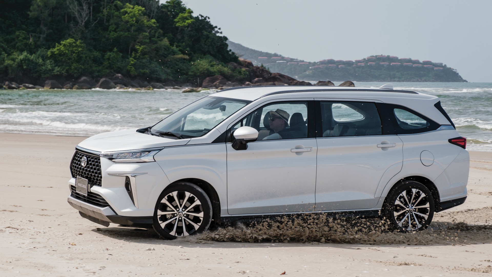 Toyota Veloz Cross giữ vững độ ổn định thân xe và mang lại cảm giác lái chắc chắn.&nbsp;