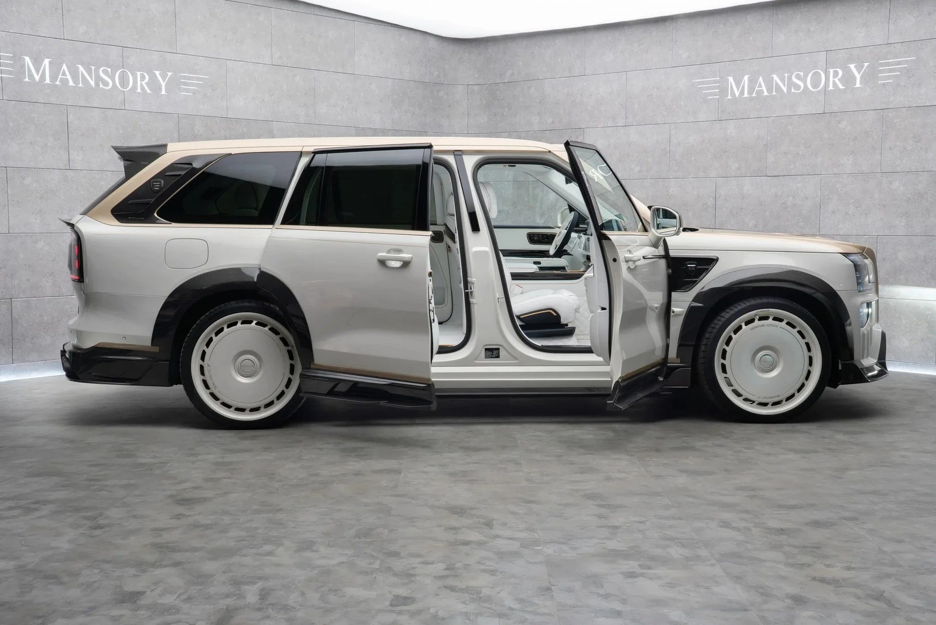 Hệ thống cửa sau được chuyển đổi thành dạng "suicide doors" (cửa mở ngược) giống hệt Rolls-Royce.