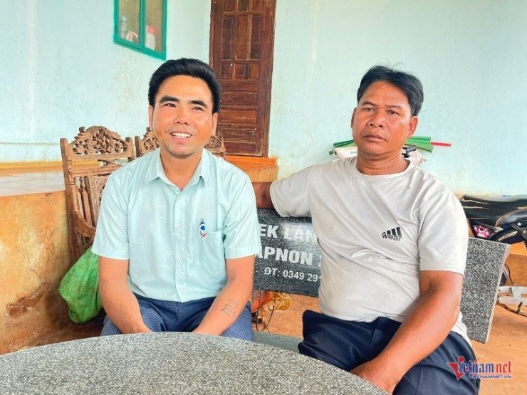Bí thư Ksor Bíu (bên trái) chia sẻ về cuộc chạy loạn của hàng nghìn người dân Campuchia thời điểm 1975
