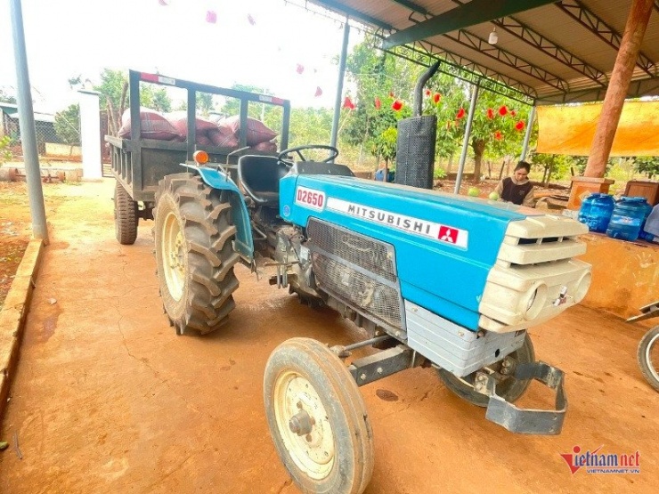 Nhờ đầu tư máy móc phục vụ sản xuất, ông Nek trở thành người đầu tiên trong làng áp dụng cơ giới hóa nông nghiệp
