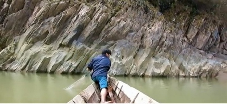 Ngư dân giăng lưới trên sông Đà bắt cá chiên