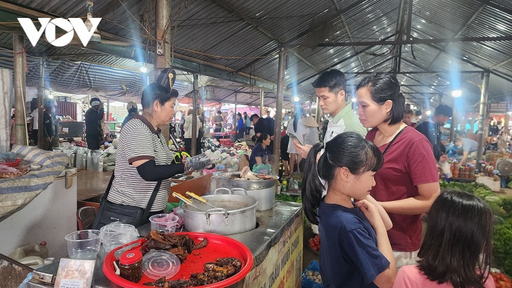 Người vào chợ Nà Si mua, bán tấp nập, với nhiều mặt hàng độc đáo tạo nên bản sắc riêng của chợ Nà Si