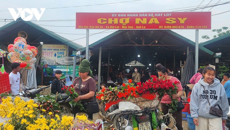 Chợ Nà Si chỉ họp vào buổi chiều hàng ngày.
