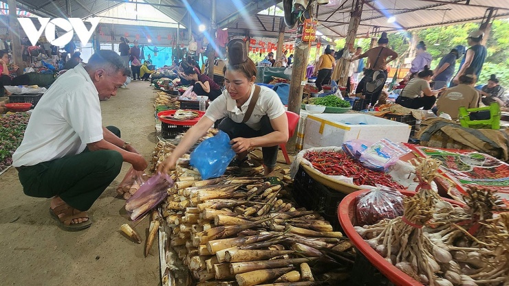 Không chỉ là nơi buôn bán, chợ Nà Si còn là điểm dừng chân thú vị cho du khách
