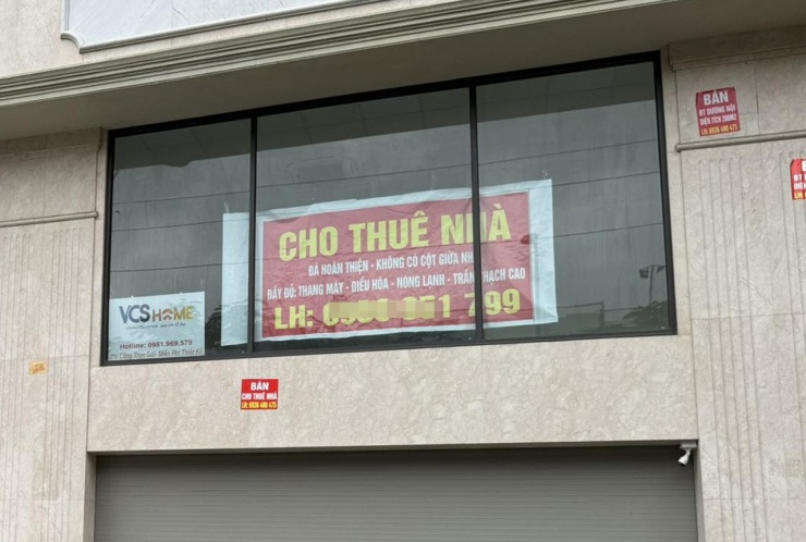 Nhiều nhà mặt phố treo biển cho thuê. Ảnh: D.A