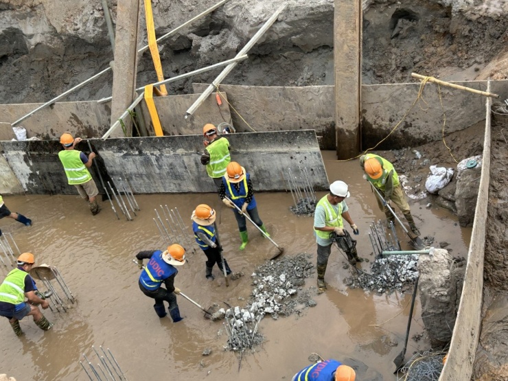 Công nhân thi công tại hồ điều hòa Yên Nghĩa 1, chiều 1/5/2026