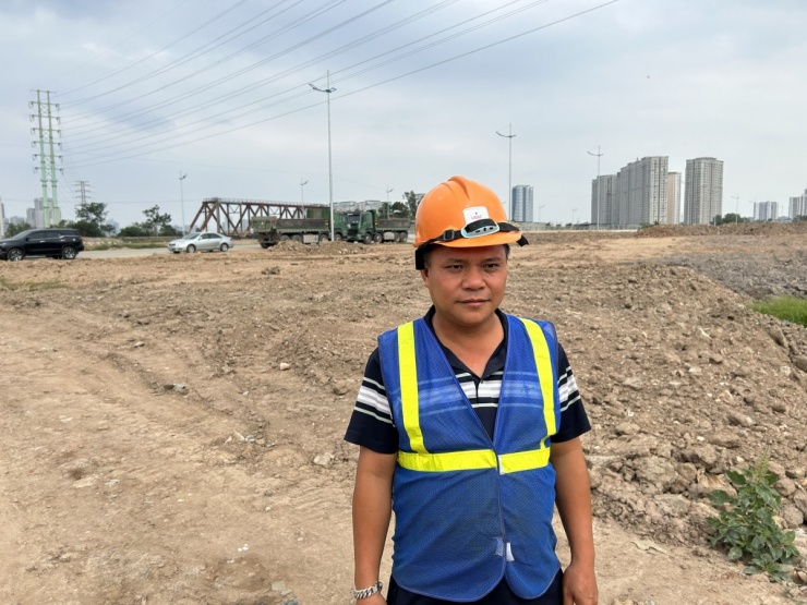 Công nhân Nguyễn Xuân Thưởng không nghỉ lễ để thi công hồ Yên Nghĩa