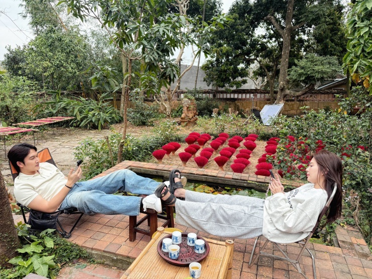 Vợ chồng nam diễn viên quê Bắc Ninh gây sốt với hậu trường 'Ngược đường ngược nắng' - 4