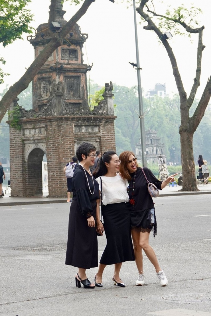 Tam ca 3A đi dạo ở Hồ Gươm. Ảnh: Trần Tiến Dũng