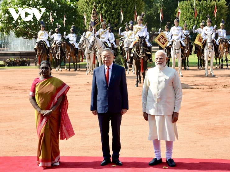 Tổng thống Ấn Độ Droupadi Murmu và Thủ tướng Ấn Độ Narendra Modi đã chủ trì lễ đón trọng thể Tổng Bí thư, Chủ tịch nước Tô Lâm thăm cấp Nhà nước tới Ấn Độ.