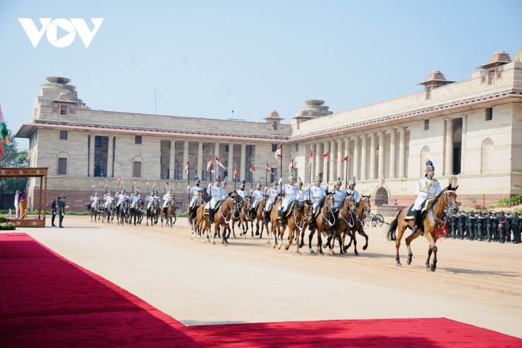 Tổng thống Droupadi Murmu, Thủ tướng Ấn Độ Narendra Modi trân trọng mời Tổng Bí thư, Chủ tịch nước Tô Lâm bước lên bục danh dự.