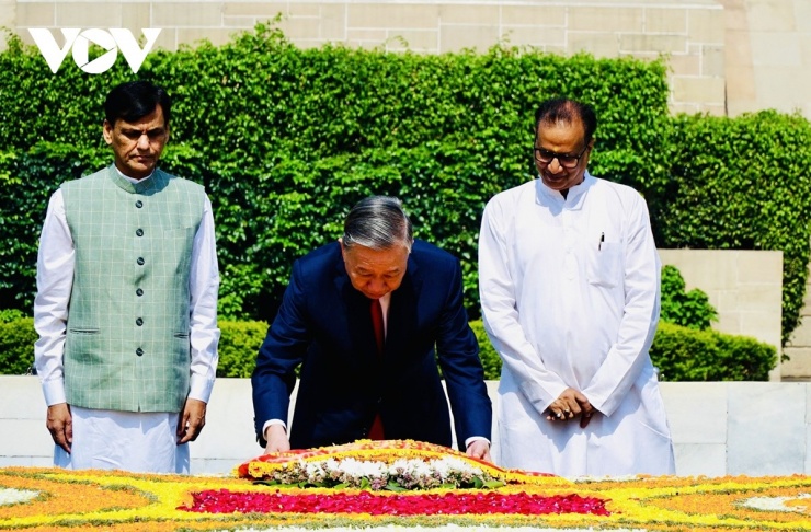 Tổng Bí thư, Chủ tịch nước Tô Lâm&nbsp;đặt vòng hoa tại đài tưởng niệm Mahatma Gandhi