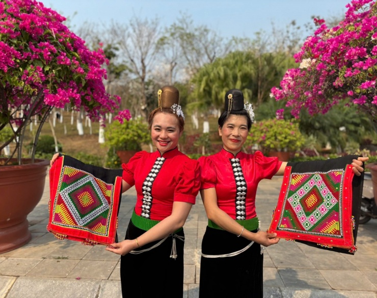 Piêu là bộ phận không thể tách rời trong trang phục của người phụ nữ Thái đen&nbsp;