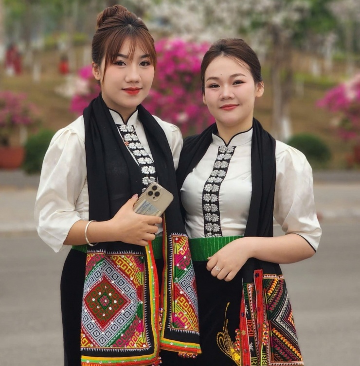 Hàng năm,&nbsp;TP Sơn La trong khuôn khổ Lễ hội hoa Ban đều tổ chức thi thêu khăn Piêu