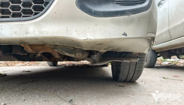 Vè chắn bùn của hốc lốp xe bị bung ra, gây hử hỏng lốp. Ảnh NVCC