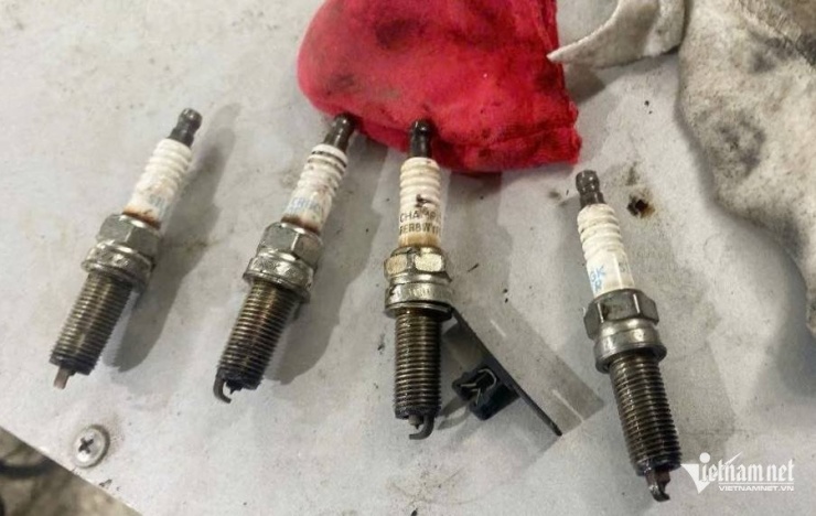 4 chiếc bugi của xe KIA Morning được phía gara tự ý thay 'mỗi chiếc một kiểu'. Ảnh NVCC