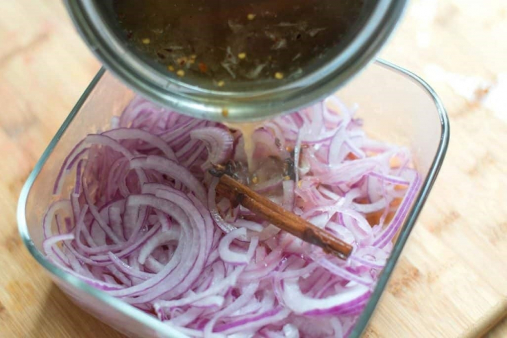 Việc bổ sung hành tím vào thực đơn hằng ngày giúp cơ thể tăng cường hàng rào phòng thủ, hỗ trợ giảm tình trạng viêm nhiễm mãn tính và giúp bạn phục hồi nhanh hơn sau các cơn cảm cúm thông thường. (Ảnh minh họa).