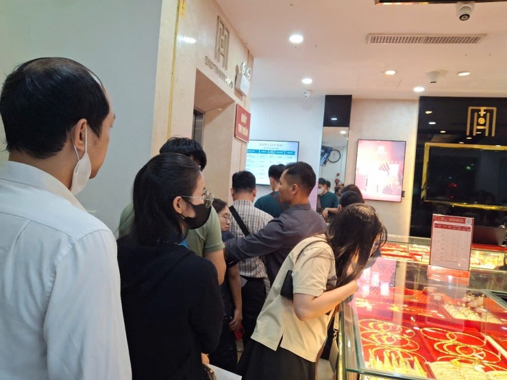 Khi giá vàng đi lên, người dân thường có tâm lý đi mua nhiều hơn là lúc giá giảm.&nbsp;