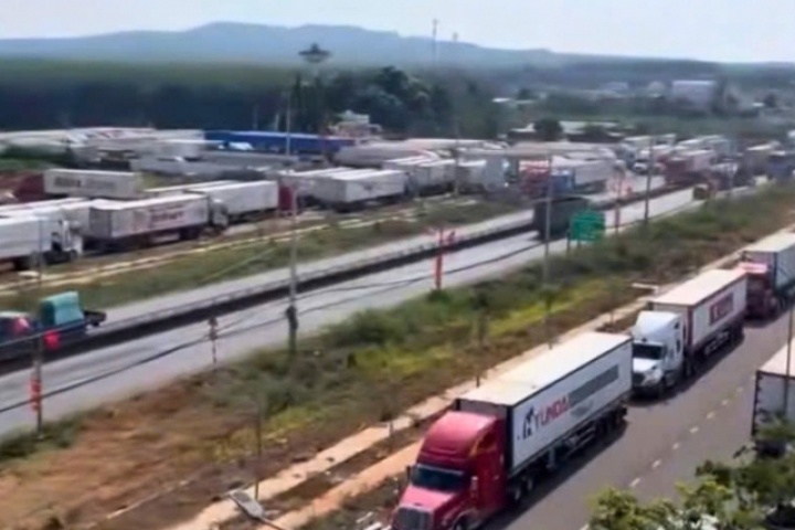 Hàng trăm xe container chở sầu riêng ùn ứ ở Dầu Giây, xếp hàng chờ kiểm định