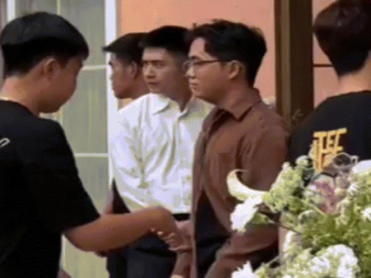 Đón khách phụ vợ, chiến sĩ công an gây chú ý vì ánh mắt 'nghiệp vụ'