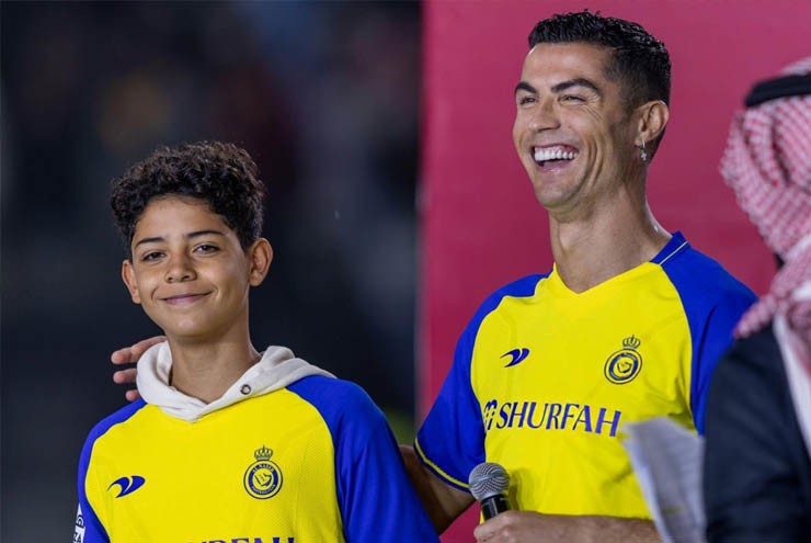 Con trai Ronaldo từ chối cơ hội đá cặp với CR7, muốn thử sức ở đội lớn châu Âu