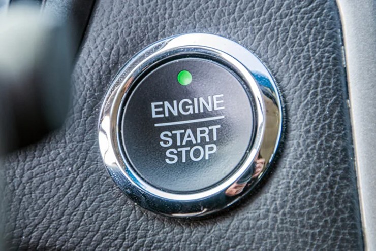 Mặc dù nhấn nút Start/Stop khi xe đang lái không ngắt toàn bộ hệ thống, nhưng người dùng không nên làm.