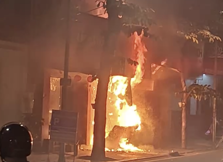 Cửa hàng cháo trên phố Hàng Vôi cháy ngùn ngụt trong đêm.
