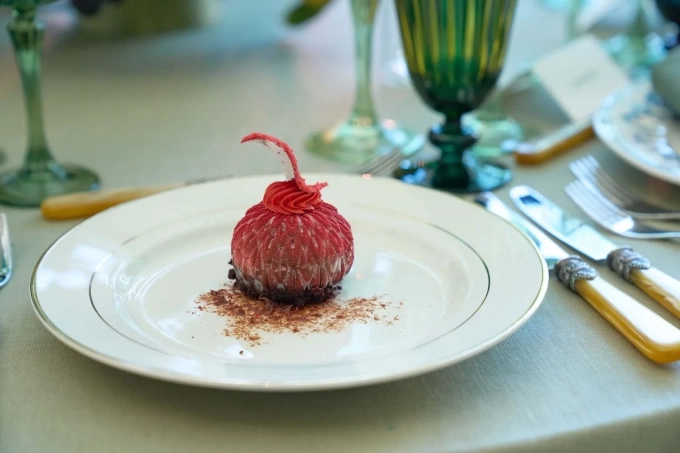Một trong ba món tráng miệng tại tiệc Met Gala 2026. Bánh chocolate hương mâm xôi được tạo hình từ cảm hứng một chiếc váy nằm trong bộ sưu tập của Alexander McQueen năm 2001.