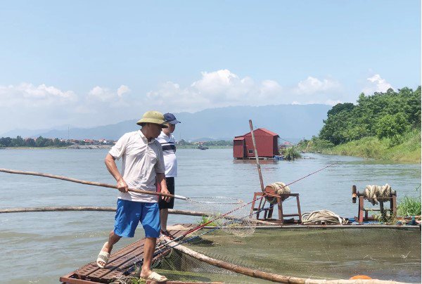 Ngư dân săn cá chiên trên sông Đà. Ảnh: Quốc Hội