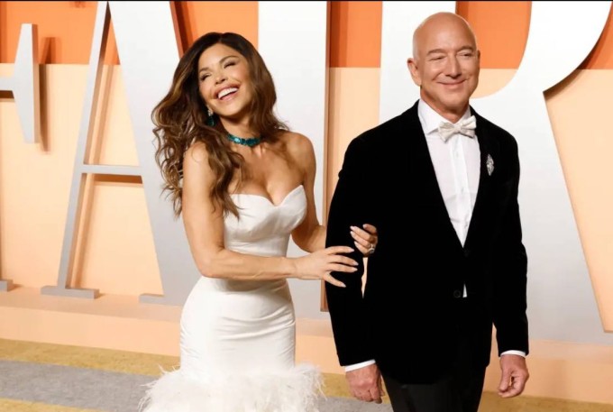 Bà xã Jeff Bezos diện vòng cổ lục bảo ở tiệc Oscar tháng 5/2025. Ảnh: FilmMagic