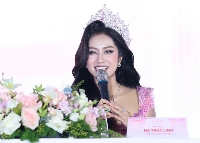Hoa hậu Hà Trúc Linh trả lời báo chí.