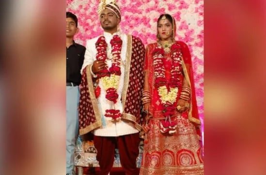 Chú rể Ashish Rajak cùng cô dâu Roshni Solanki. Ảnh: India Today
