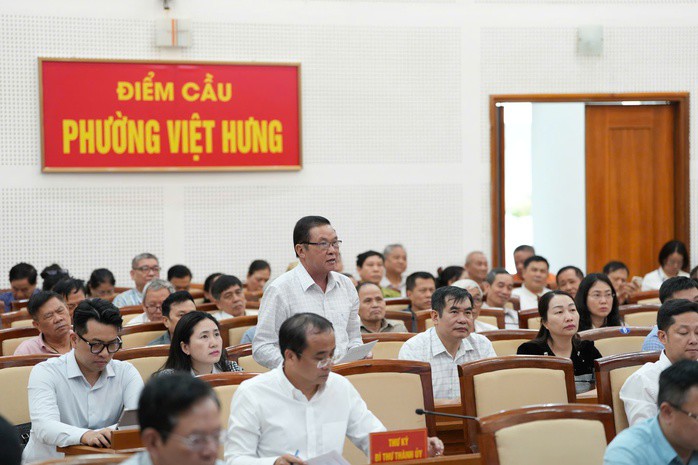 Cử tri phát biểu tại buổi tiếp xúc cử tri