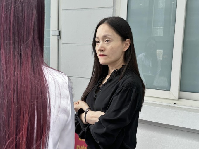 Lan Phương khi trao đổi với luật sư sau phiên phúc thẩm.