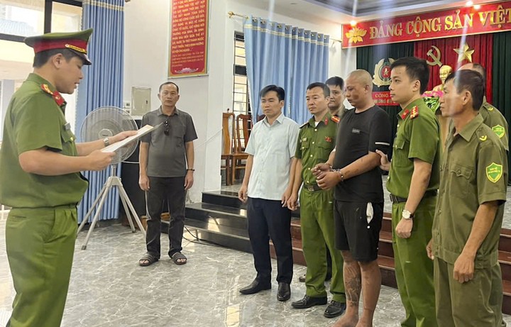 Cán bộ Cơ quan Cảnh sát Điều tra Công an tỉnh Quảng Trị đang thi hành lệnh bắt khẩn cấp đối với Nguyễn Viết Hoàng. (Ảnh: Công an Quảng Trị)