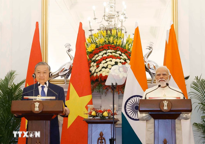 Tổng B&iacute; thư, Chủ tịch nước T&ocirc; L&acirc;m v&agrave; Thủ tướng Ấn Độ Narendra Modi gặp gỡ b&aacute;o ch&iacute;. Ảnh: TTXVN