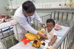 Hoàn cảnh đáng thương của bé trai 2 tuổi bị mẹ và người tình bạo hành tàn nhẫn