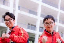 Hiếm có: Mới học lớp 10, hai nam sinh Phú Thọ được đích thân hiệu trưởng Đại học Sư phạm Hà Nội mời nhập học