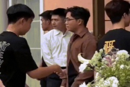 Đón khách phụ vợ, chiến sĩ công an gây chú ý vì ánh mắt 'nghiệp vụ'