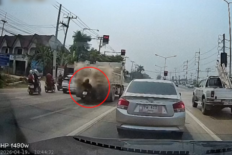 Clip: Rợn người xe máy lao như tên bắn, đâm cắm đầu vào đuôi ô tô