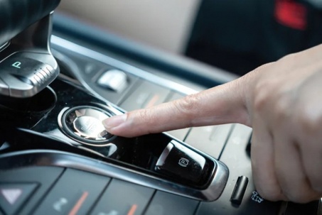 Ô tô sẽ phản ứng ra sao khi tài xế bấm nút Start/Stop lúc đang lái?