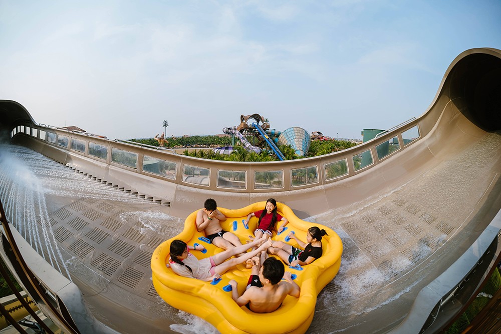 Du khách hòa mình vào không khí sôi động của các tổ hợp trò chơi nước hiện đại.