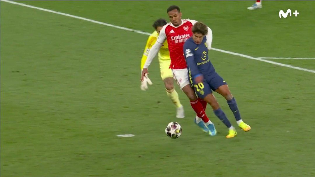 Gabriel đã hơi níu Simeone lại trong tình huống cầu thủ này chuẩn bị dứt điểm